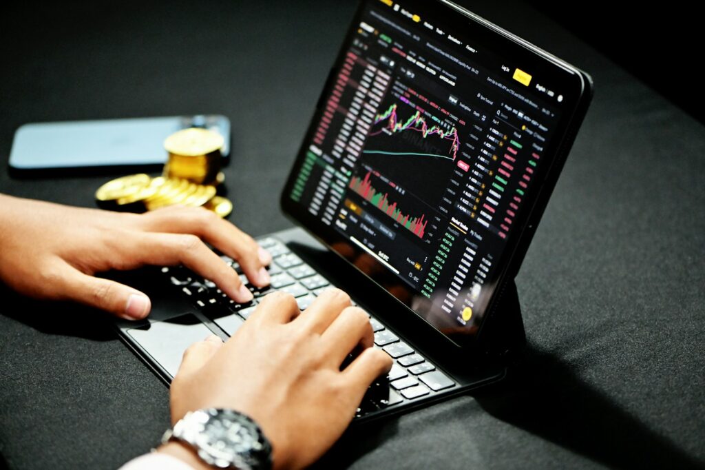 Multi-Chart Management in Fintechee WEB Trader for Algorithmic Trading